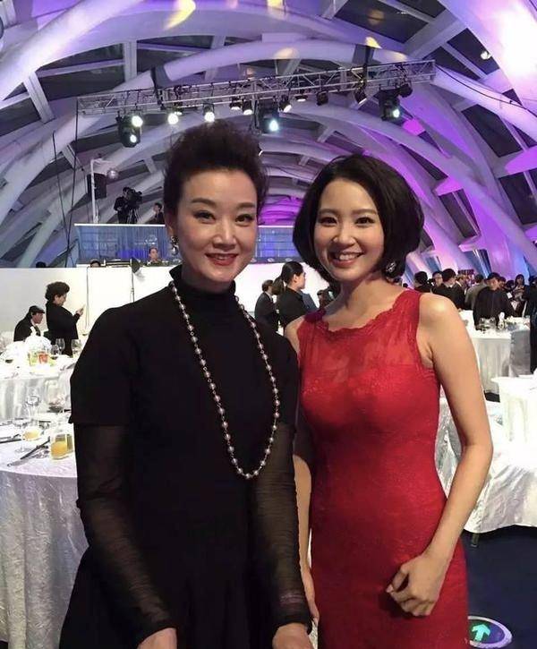 配饰|宋祖英难得高调,穿黑礼服配珍珠项链好贵气,同框年轻人不输气质