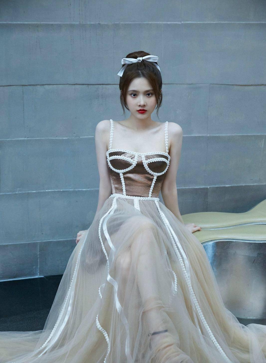 设计|张慧雯真漂亮，穿杏色珍珠裙亮相活动，系扎蝴蝶结打扮堪比洋娃娃