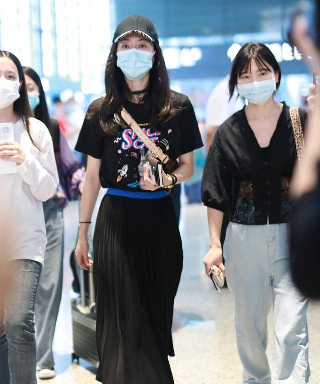 韩雪|韩雪的时尚感是真不错,穿印花T恤搭百褶裙,美如少女模样!