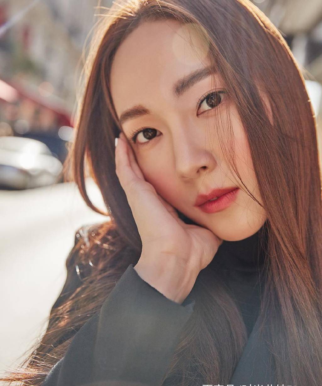 黑色|郑秀妍一下变这么高，毛衣紧身裤穿出两米大长腿，这哪是162卡皇