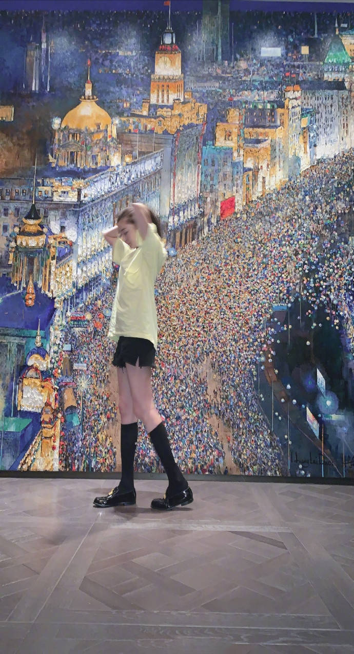 黑色|张天爱深夜晒美照,168身高穿出180既视感,热裤搭中筒袜太显高