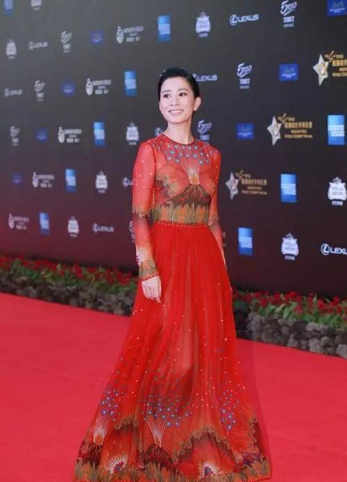 设计|佘诗曼穿一身大红裙参加活动，造型设计太奇葩，起码年老十岁