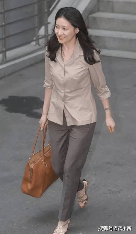 显得|“李英爱”根本无需刻意打扮,简单穿衬衫配锥形裤,就自带高级感