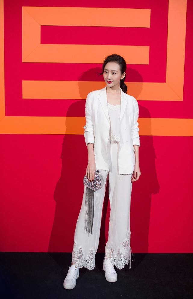 王鸥|原来王鸥也有这么帅气的一面，西装搭配短袖，又美又飒好有魅力