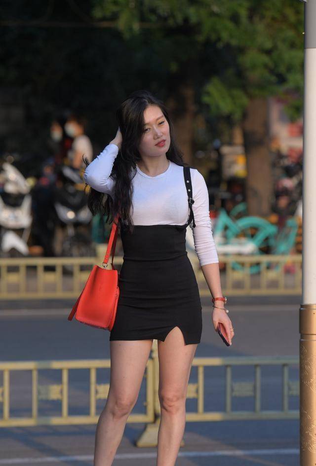 场合|黑色吊带连衣裙，简约大气，配上透明的凉鞋，时尚美丽