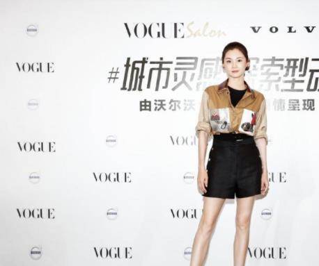 身材|苗苗穿蓝色衬衫配牛仔裤亮相，身材比例是一流的，真给郑恺长脸了