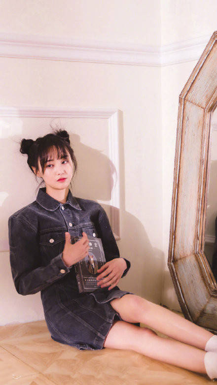 黑色|郑爽双丸子头清爽减龄，黑色牛仔裙娇俏可爱，少女心造型超亮眼