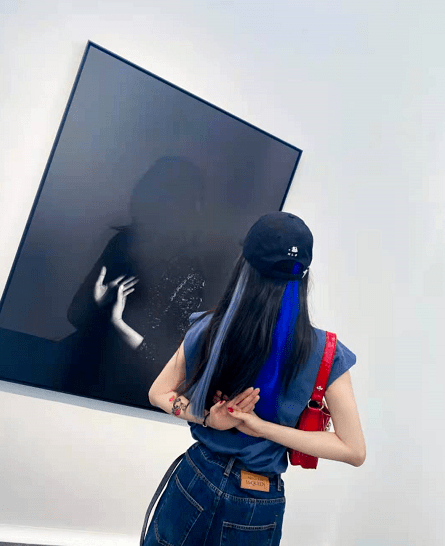 杨幂|杨幂真是带货达人!同款小女警纹身贴大火,学刘诗诗姿势拍照超萌