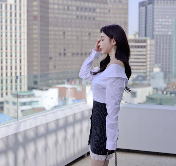视觉|时尚穿搭:孙允珠小姐姐的都市简约宁静雅典浪漫竖纹裙
