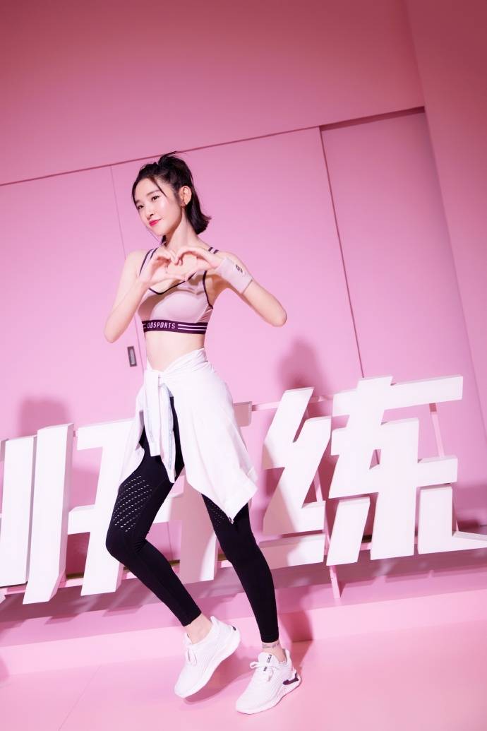 时装|张若昀唐艺昕拍七夕大片，16500西装太贵气，果真是霸道总裁范儿