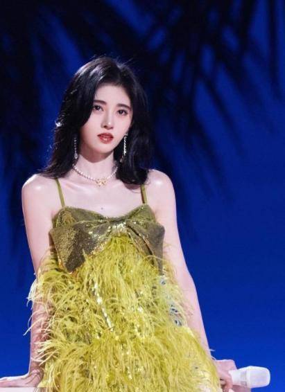 女神|周迅不愧是国际女神，一袭抹胸亮片连衣裙出镜，瞬间脱颖而出
