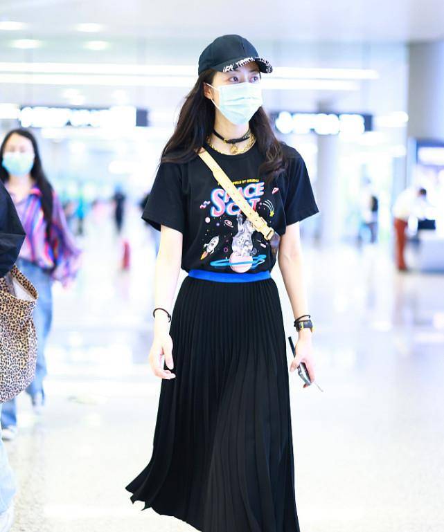 韩雪|韩雪的时尚感是真不错,穿印花T恤搭百褶裙,美如少女模样!