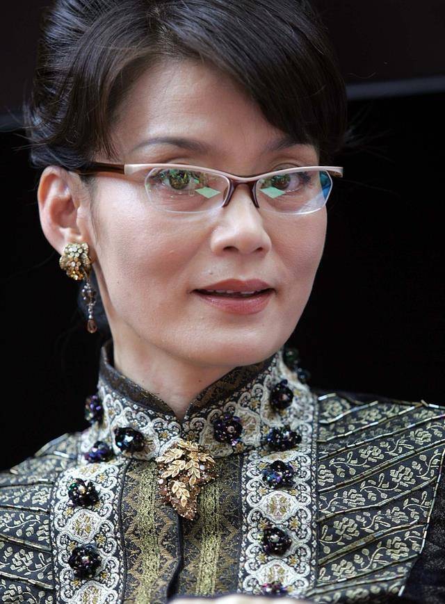 整体|潘虹穿搭时尚高级,脖子上挂3圈珍珠项链博眼球,气质雍容华贵
