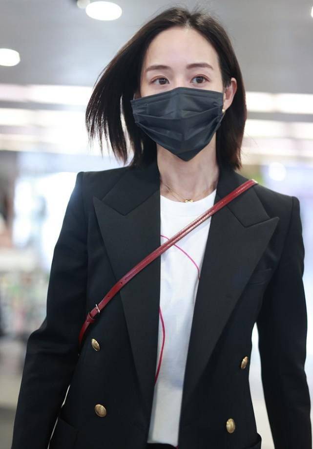 显得|有张钧甯的腿真不怕看，西装都穿成下衣失踪，配运动鞋好似学生妹