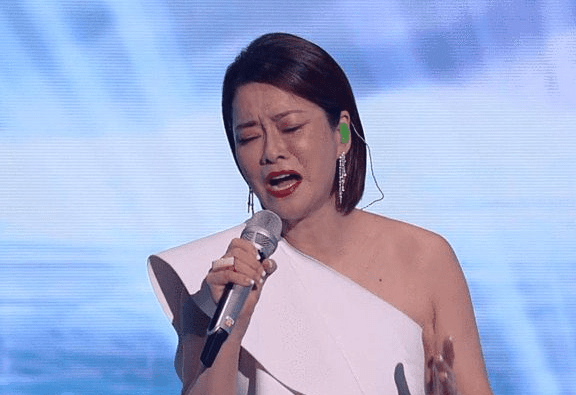 毛阿敏唱歌跑调 被热搜 丈夫捐了7.6亿 没有这样的"待遇"