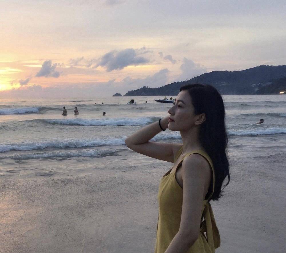 大气|高圆圆出席某活动,一身白色斜肩礼服简约时尚,气质优雅