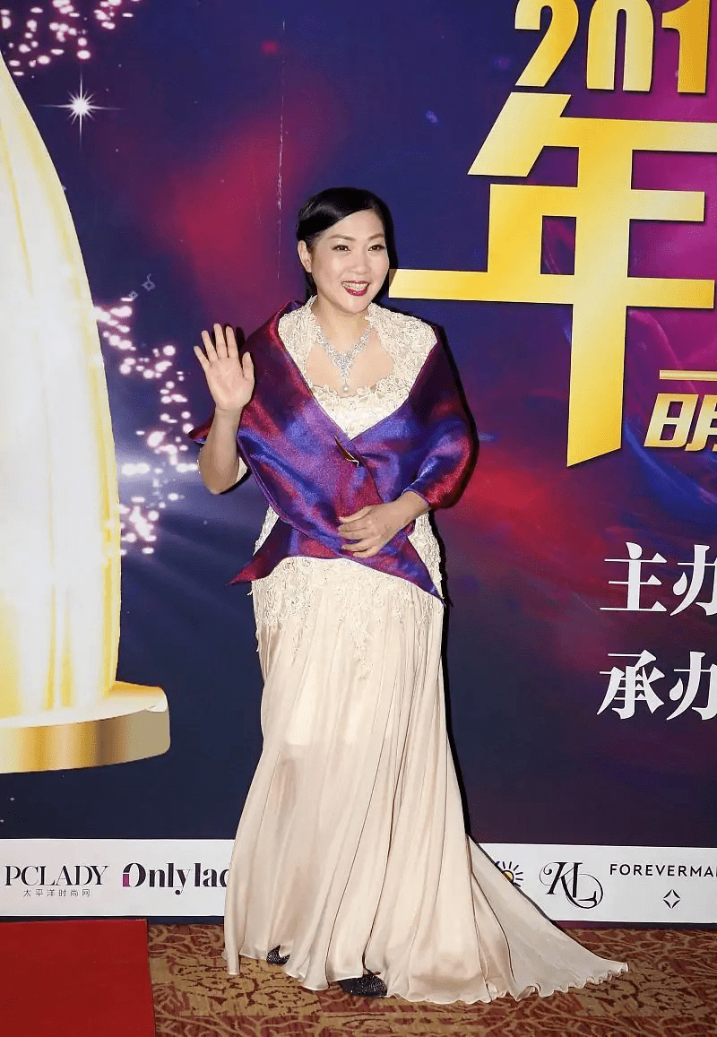 围巾|沈丹萍彻底高调了，穿蕾丝连衣裙配彩色围巾，钻石项链太抢眼