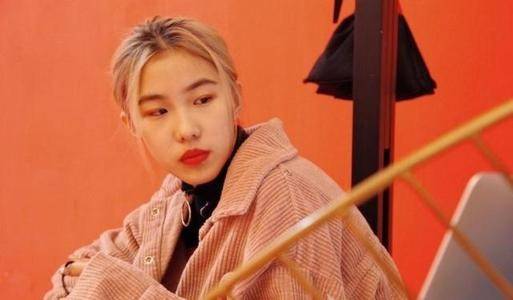 故事:巨婴刘思琦一天挥霍十几万,16岁还要别人喂饭_生活