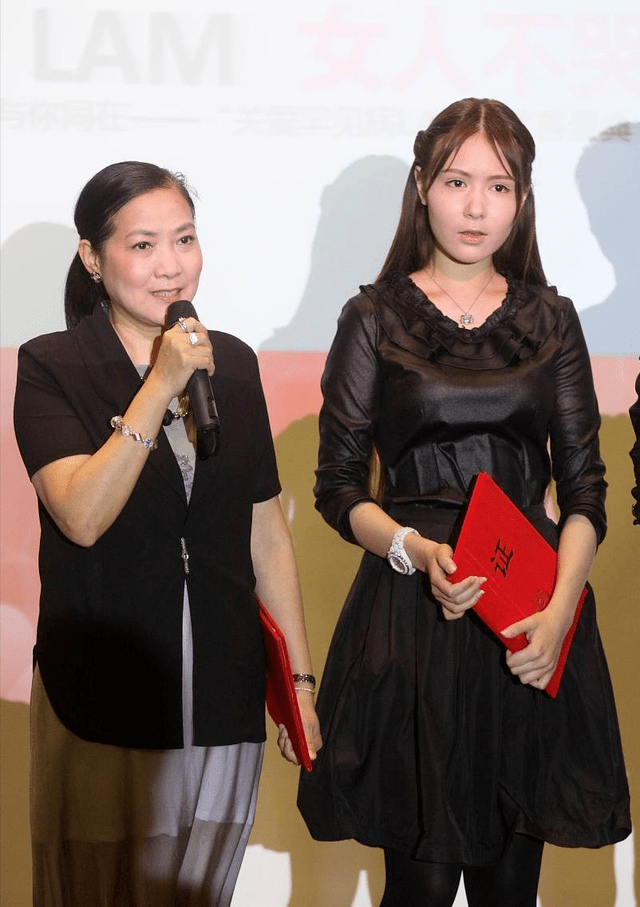 围巾|沈丹萍彻底高调了，穿蕾丝连衣裙配彩色围巾，钻石项链太抢眼