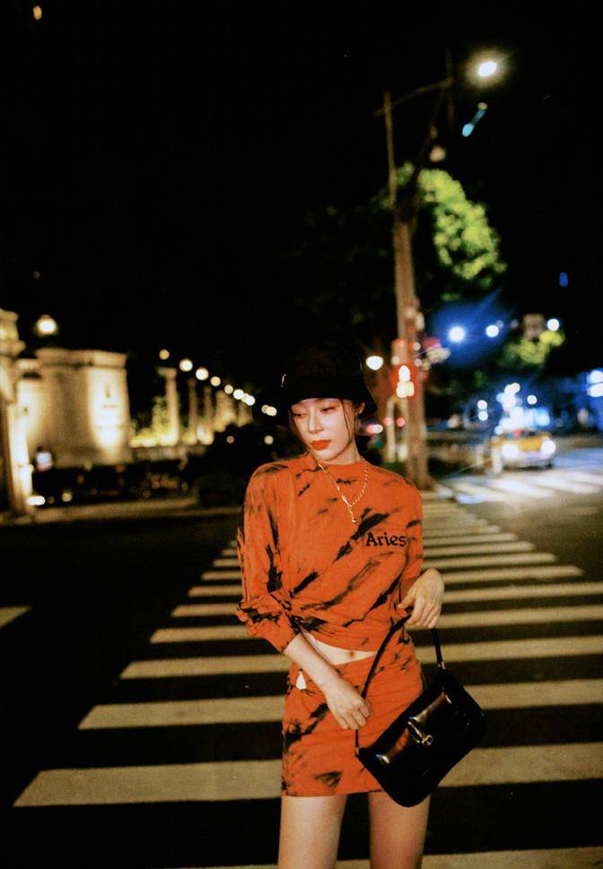 斑马线|袁姗姗深夜压马路,浓妆艳抹穿露脐装走斑马线,身材火辣就是不红