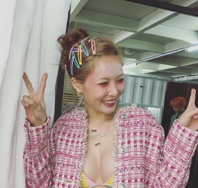 病态|金泫雅这“病态妆”我服，43公斤驾驭时尚装，同框男友画面太惊艳