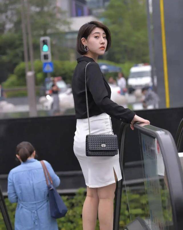 长发|对于30岁的女性，短发要配“半身裙”，这样穿干练又显气质！