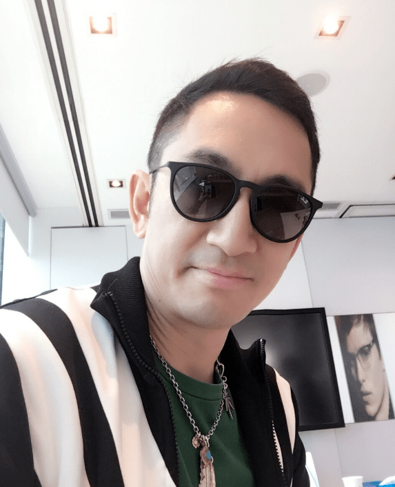 参观吴启华内地的豪宅如今生活很平淡了家里装修仿佛看破红尘