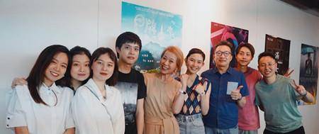 童真|58岁叶童真老了,穿连衣裙面黄肌瘦似大妈,同框大9岁老公似隔辈