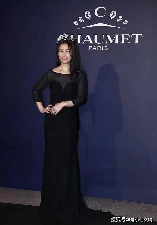 黑色|45岁林心如怀二胎?罕亮相全程抚摸小腹,穿礼服腰身圆润胖得多