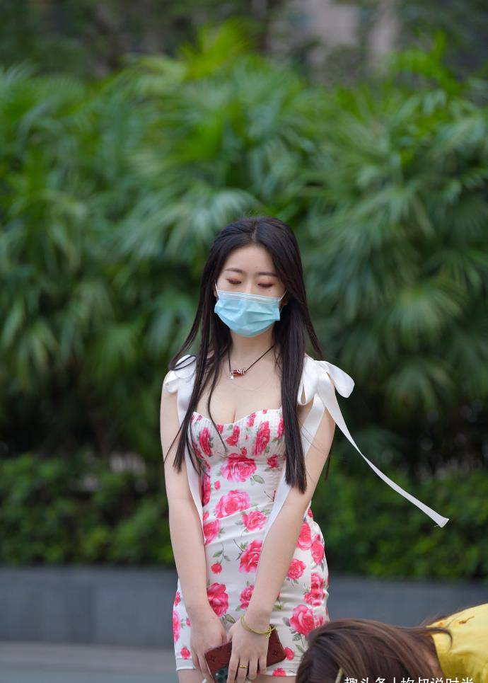 材质|鲜艳抢眼的印花连衣裙,穿出“仙女”的感觉,温柔而优雅!