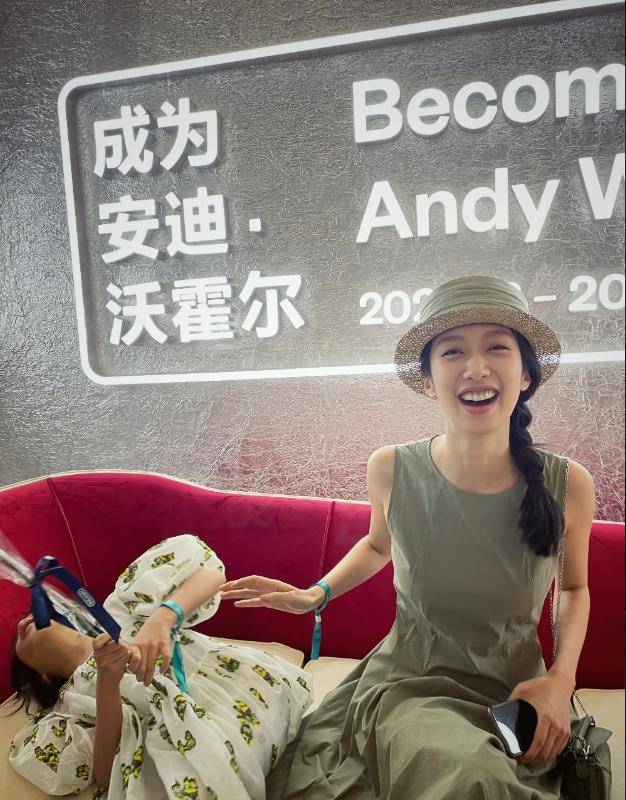 气质高雅|黄觉看女人眼光真准，麦子穿纯色裙带娃逛展，气质高雅神似梅艳芳
