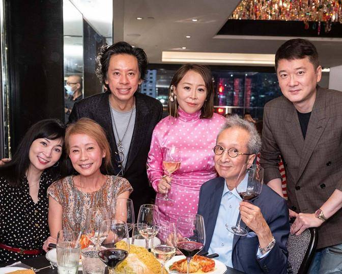 童真|58岁叶童真老了，穿连衣裙面黄肌瘦似大妈，同框大9岁老公似隔辈