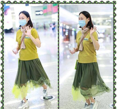 服装|惠英红穿国产短袖出门，低调搭配更高级，怪不得路人缘这么好