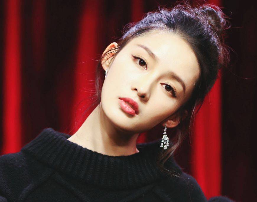 自律|李沁晒出自家豪宅,零食是“标配”却不担心长胖,家中有健身房