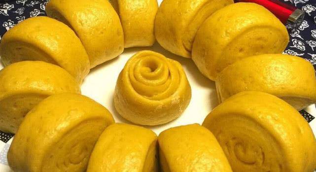 做法|一块一斤的南瓜拿来做馒头,不加一滴水,蒸出的馒头松软又好吃!