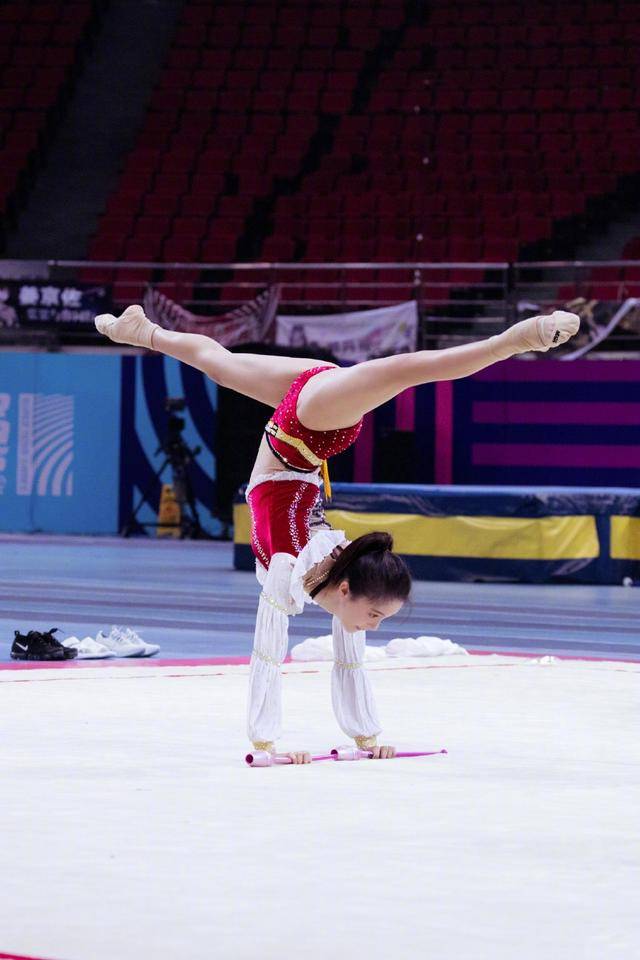 金晨的 包浆腿 太美了 花式体操难度高 圣诞配色体操服显身材