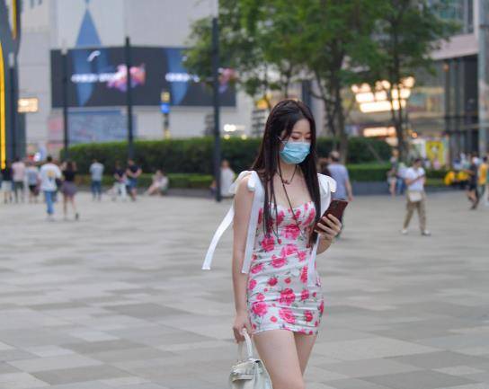 材质|鲜艳抢眼的印花连衣裙,穿出“仙女”的感觉,温柔而优雅!