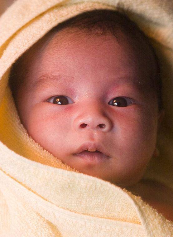 因为|月子里的小婴儿睡一两个小时就醒，醒了就要吃母乳，正常吗？