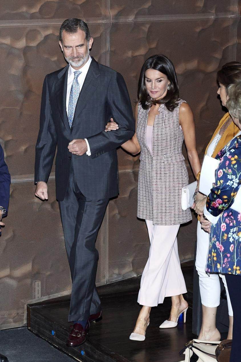 颜色|50岁穿衣高级比时髦更重要,学西班牙王后这样穿,优雅的不动声色