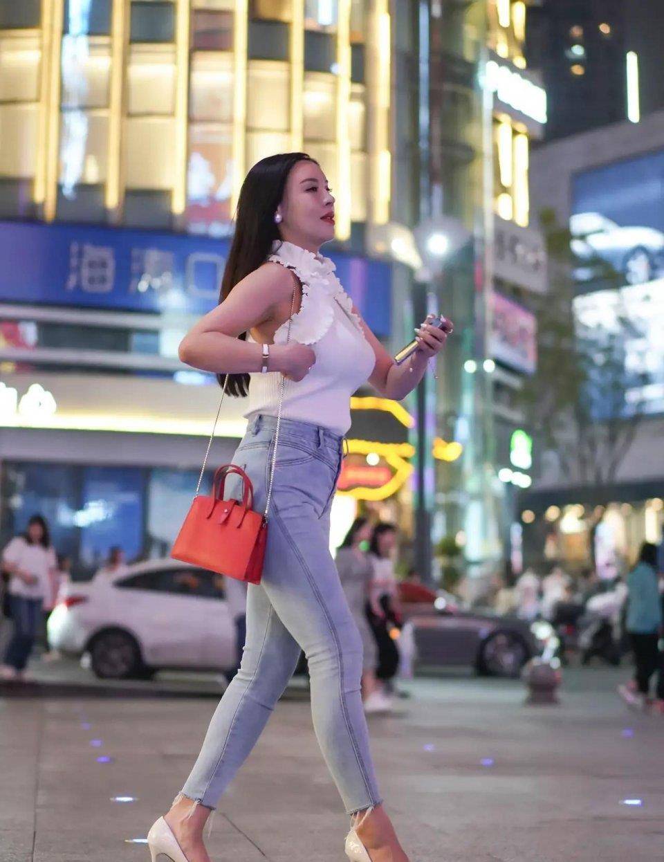 身材|女生都钟情于牛仔裤，搭配无袖针织衫，休闲有型美丽又成熟
