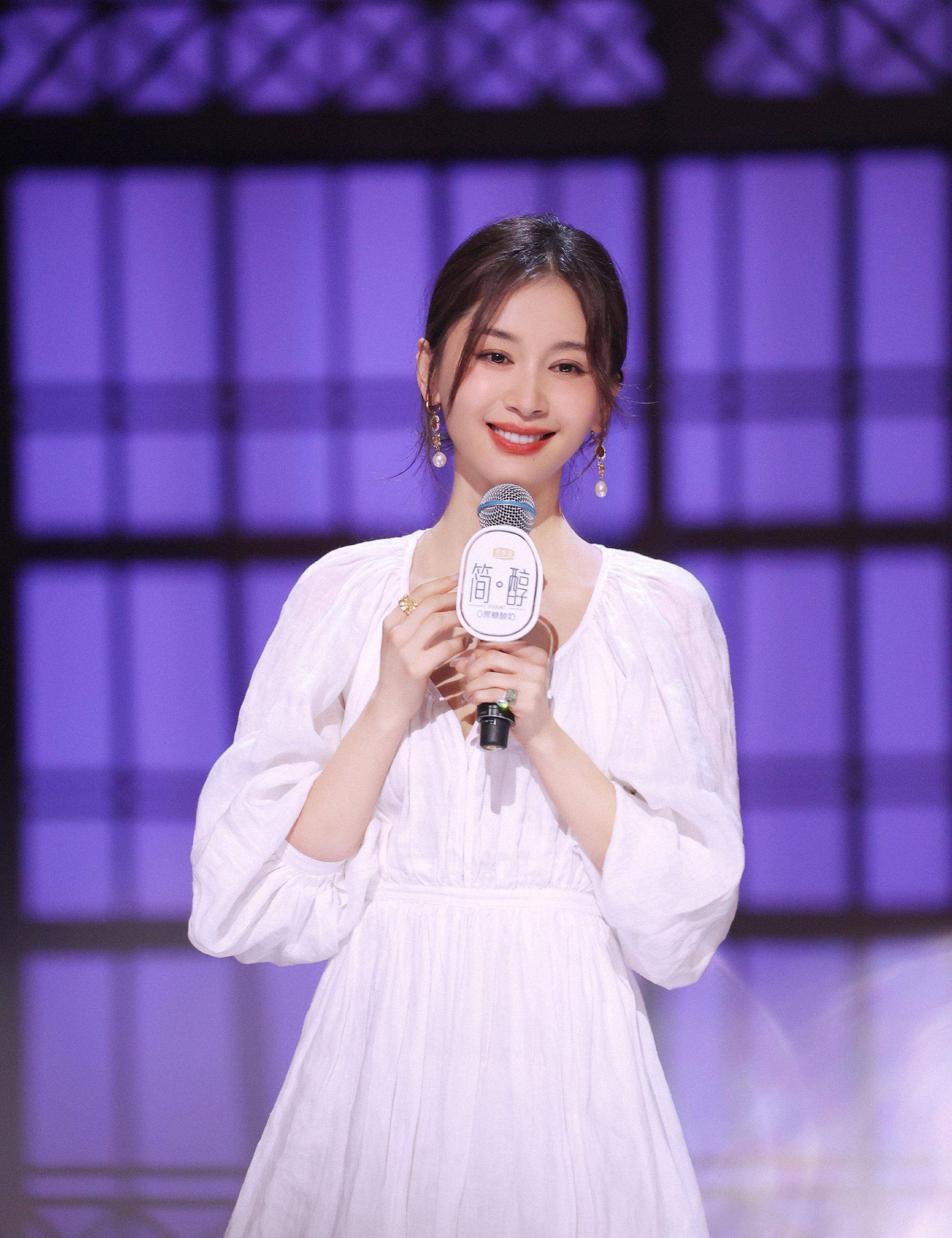 元素|王子文官宣恋爱后更温婉了,穿小白裙气质柔美,清新俏皮像小女生