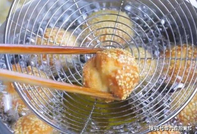 做法|3块钱面粉，2个鸡蛋，做出童年的小零食！开口笑麻团的3步做法