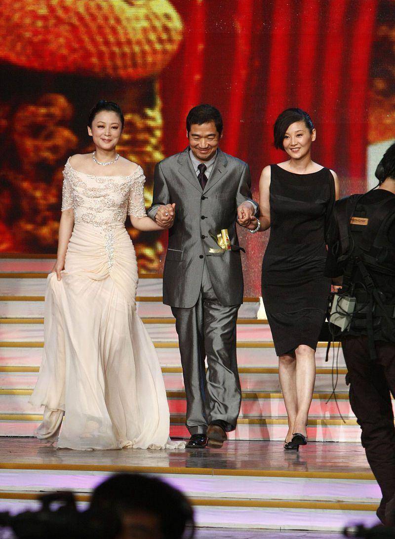 整体|陈红孩子都成年了,颜值气质还是这么美,多艳的裙子也能驾驭