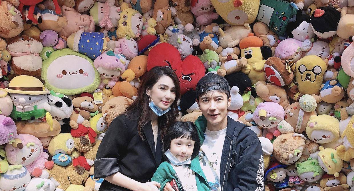 洪欣美|又被洪欣美到了,穿大红色V领吊带裙时髦精致,端庄成熟真有气质