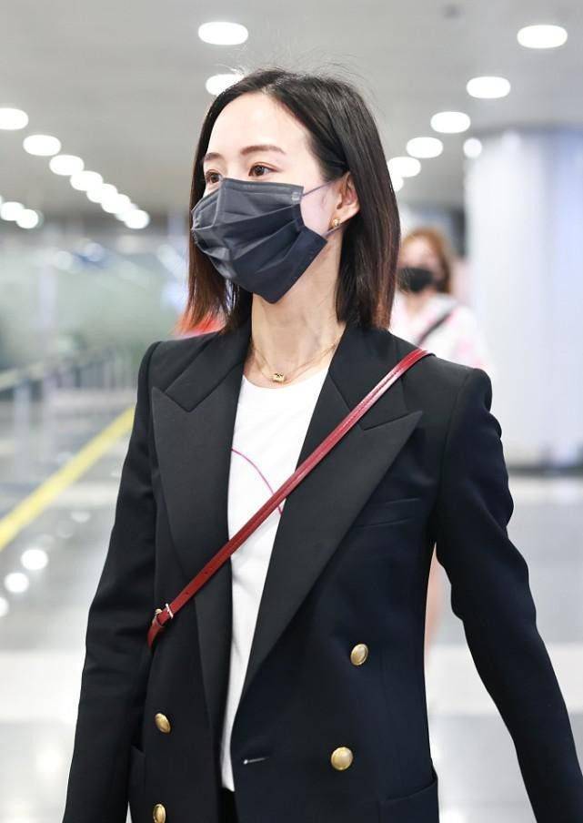 显得|有张钧甯的腿真不怕看，西装都穿成下衣失踪，配运动鞋好似学生妹