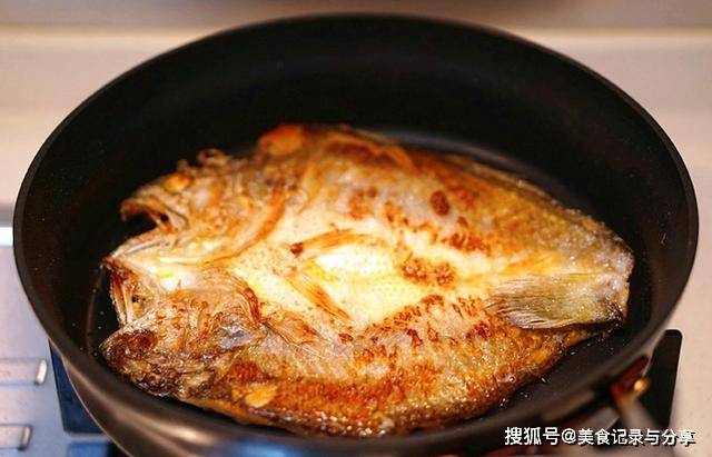 煎鱼别直接下锅 多加这 1步 不粘锅不破皮 香嫩好吃没腥味 白糖
