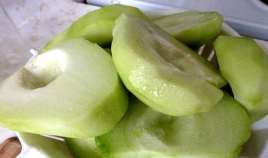佛手瓜清脆多汁，味美可口，营养价值较高，既可做菜，又能当水果生吃。