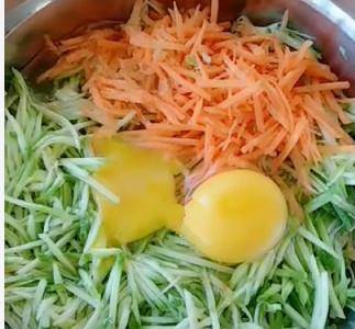 苏打饼干|西葫芦早餐鸡蛋饼好吃营养，推荐给大家