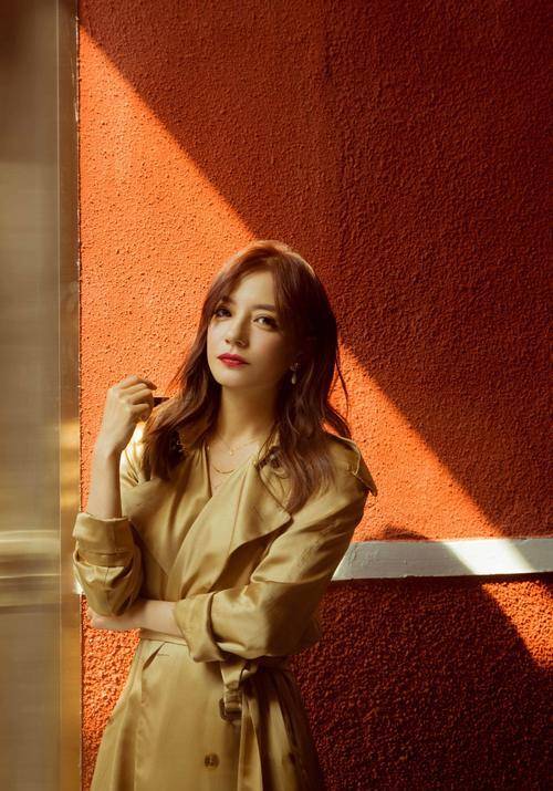 光阴|赵薇瘦下来真好看，一袭风衣美回颜值巅峰，看不出43岁了