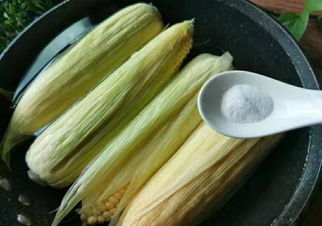做法|煮玉米,用清水是“外行”,多加这2种调料,玉米个个香甜又软糯
